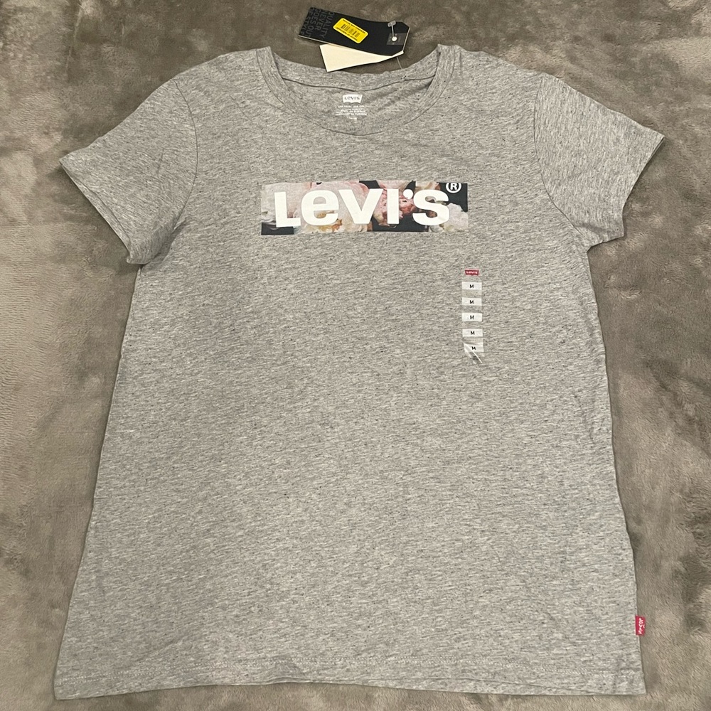New women’s Levis short sleeve tee
